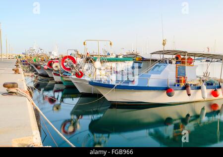 Les bateaux de pêche amarrés dans le vieux port de Limassol à Chypre, à côté de la marina de l'autorité des ports. Une vue sur le port, t Banque D'Images