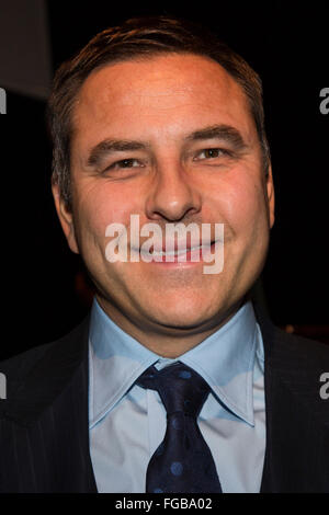 Londres, Royaume-Uni. 18 février 2016. L'acteur David Walliams. La première partie de Christie's vente aux enchères de spectre James Bond 007 GBP 2 785 000 Souvenirs réalisé avec tous les produits rentables pour être donné à un organisme de bienfaisance, telles que Médecins Sans Frontières, d'autres organismes de bienfaisance et le Service de l'action antimines (UNMAS). Le top lot, une Aston Martin DB10 vendu pour 2 434 500 GBP. La vente aux enchères en ligne se poursuit jusqu'au 23 février. Crédit : Images éclatantes/Alamy Live News Banque D'Images