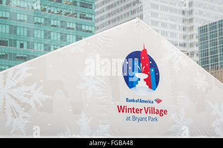 Close up du logo sur une tente à la Bank of America Village Hiver au Bryant Park comme il neige, la ville de New York. Banque D'Images