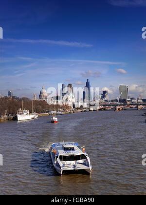 Ville de Londres Saint Paul's & Tamise de Waterloo Bridge avec RB Thames Clipper et visite de la ville en bateau voile derrière Londres UK Banque D'Images