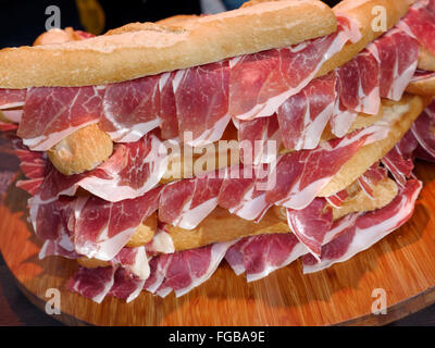 Des pile de jamón serrano sandwichs baguette jambon espagnol sur l'affichage pour vendre à Londres delicatessen Banque D'Images