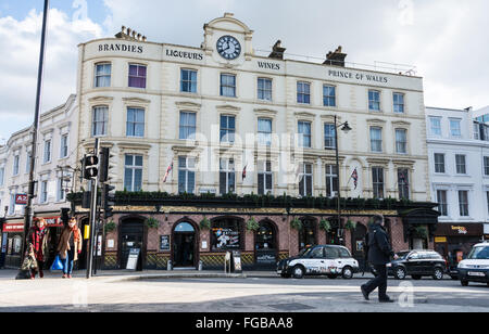 Extérieur du pub Prince of Wales à Wimbledon South West London - maintenant menacé de démolition Banque D'Images
