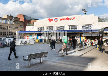 Entrée de la gare de Wimbledon et du métro dans le sud ouest de Londres, Royaume-Uni Banque D'Images