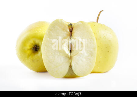 Pommes Golden delicious isolé sur fond blanc Banque D'Images