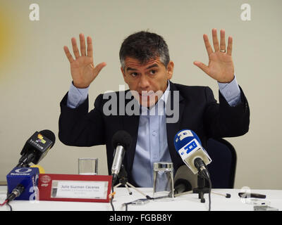 Lima, Pérou. 18 Février, 2016. Julio Guzman, a donné une conférence à la presse étrangère accréditée au Pérou, déclarant que, si nécessaire, il s'adressera aux tribunaux internationaux des droits de l'homme, dans le cas où le Jury électoral spécial déclarée irrecevable, en fin de compte, sa candidature à la présidence de la République. Le verdict est attendu dans les prochaines heures de crédit : Carlos García Granthon/Alamy Live News Banque D'Images