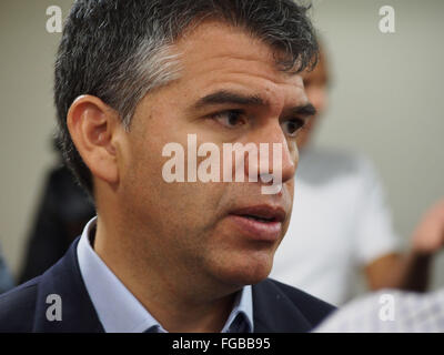 Lima, Pérou. 18 Février, 2016. Julio Guzman, a donné une conférence à la presse étrangère accréditée au Pérou, déclarant que, si nécessaire, il s'adressera aux tribunaux internationaux des droits de l'homme, dans le cas où le Jury électoral spécial déclarée irrecevable, en fin de compte, sa candidature à la présidence de la République. Le verdict est attendu dans les prochaines heures de crédit : Carlos García Granthon/Alamy Live News Banque D'Images