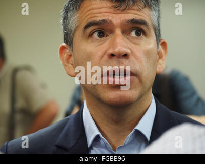 Lima, Pérou. 18 Février, 2016. Julio Guzman, a donné une conférence à la presse étrangère accréditée au Pérou, déclarant que, si nécessaire, il s'adressera aux tribunaux internationaux des droits de l'homme, dans le cas où le Jury électoral spécial déclarée irrecevable, en fin de compte, sa candidature à la présidence de la République. Le verdict est attendu dans les prochaines heures de crédit : Carlos García Granthon/Alamy Live News Banque D'Images