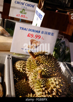 Supermarché chinois et thaïlandais frais Durian fruit afficher dans Chinatown Soho London UK Banque D'Images