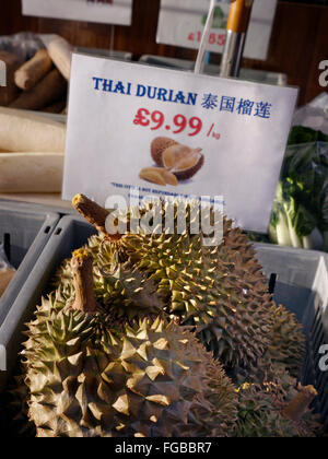 Supermarché chinois et thaïlandais frais Durian fruit afficher dans Chinatown Soho London UK Banque D'Images