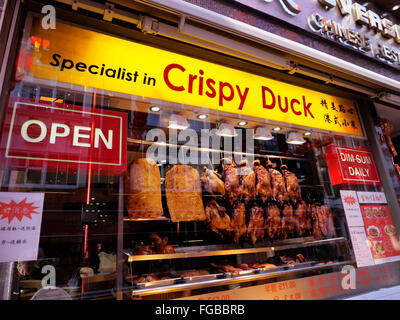 CROUSTILLANT DE CANARD DE PÉKIN SOHO Restaurant fenêtre exposition suspendue air séchage dans Dim Sum restaurant chinois Gerrard Street Chinatown Soho Londres Royaume-Uni Banque D'Images