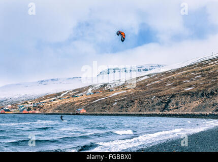 L'homme le kitesurf à l'Islande en hiver Banque D'Images