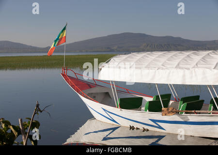 Un bateau avec le drapeau de l'Éthiopie sur le lac, l'Éthiopie. Hawassa Banque D'Images