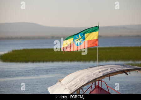 Un drapeau sur un bateau, le lac de l'Éthiopie Hawassa Banque D'Images