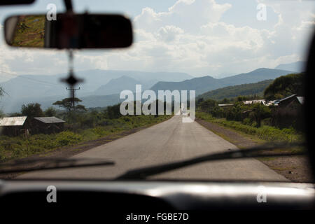 Vue de montagnes dans le lointain à la recherche à travers le pare-brise d'une voiture, l'Éthiopie, l'Afrique Banque D'Images