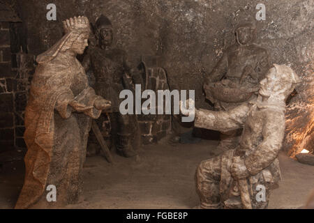 Des statues de sel de Prince de Pologne propose à la fille royale, Kinga à sel de Wieliczka, Cracovie, Pologne Banque D'Images