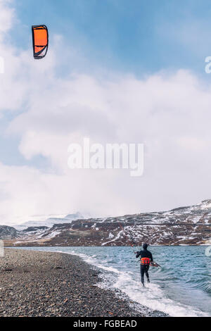 L'homme le kitesurf à l'Islande en hiver Banque D'Images