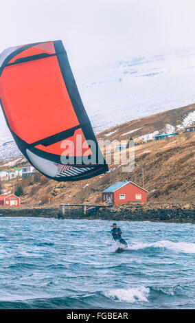 L'homme le kitesurf à l'Islande en hiver Banque D'Images