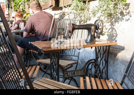 Cafe Singer machines à coudre anciennes, comme des tables, café, cafés, bar, bière, café, quartier juif de Kazimierz, Cracovie, Pologne, Polonais, l'Europe Banque D'Images