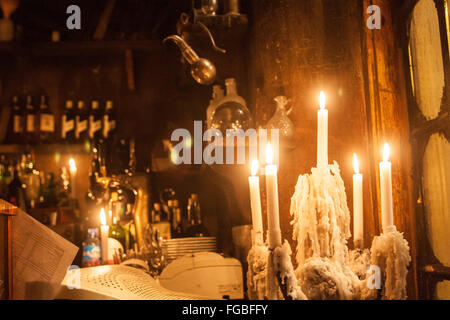 Intérieur de style vintage et sombre Alchemia pub Bar à Kazimierz, le quartier juif de Cracovie,Pologne,l'Europe. Banque D'Images