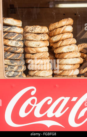 Vente kiosque,pain traditionnel,bretzels à Cracovie,Pologne,l'Europe. Banque D'Images