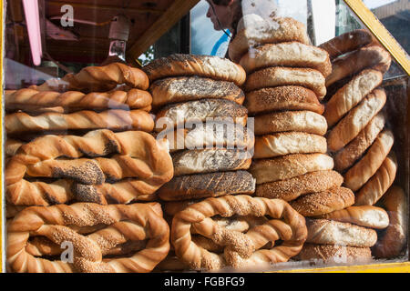 Vente kiosque,pain traditionnel,bretzels à Cracovie,Pologne,l'Europe. Banque D'Images