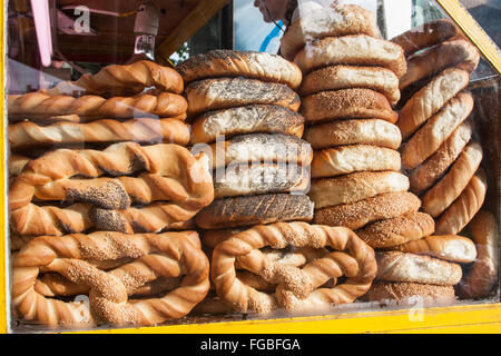 Vente kiosque,pain traditionnel,bretzels à Cracovie,Pologne,l'Europe. Banque D'Images