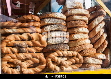 Vente kiosque,pain traditionnel,bretzels à Cracovie,Pologne,l'Europe. Banque D'Images