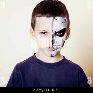 Peu cute boy avec facepaint comme squelette pour célébrer l'halloween Banque D'Images