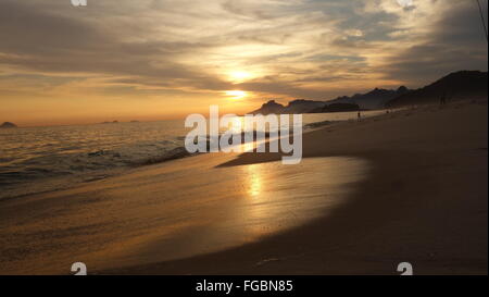 Magnifique coucher de soleil sur la plage de Praia de Piratininga, au Brésil. Copacabana et le Christ Rédempteur dans l'arrière-plan. Banque D'Images