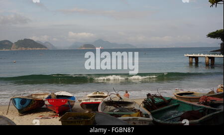 Bateaux de pêche sur la plage de Copacabana, Rio de Janeiro 2015 Banque D'Images