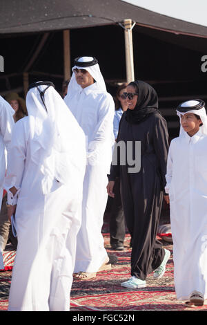 La Sheikha Al Mayassa arrivant à cérémonie de dévoilement. Orient West-West est dans le désert du Qatar. Banque D'Images