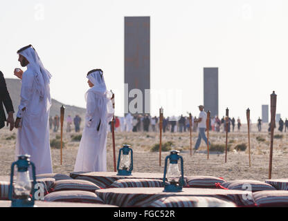 Installation d'art public par Richard Serra commandé par le Qatar Museums Authority. Orient West-West Est. L'homme du Qatar et le garçon dans la zone d'accueil. Vous pourrez marcher entre les plaques à la cérémonie de dévoilement. Banque D'Images