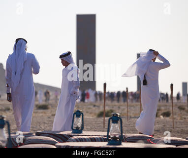 Installation d'art public par Richard Serra commandé par le Qatar Museums Authority. Orient West-West Est. Les hommes et qatari garçon dans l'espace. Vous pourrez marcher entre les plaques à la cérémonie de dévoilement. Banque D'Images