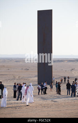 Installation d'art public par Richard Serra commandé par le Qatar Museums Authority. Orient West-West Est. Balade entre les plaques à la cérémonie de dévoilement. Banque D'Images