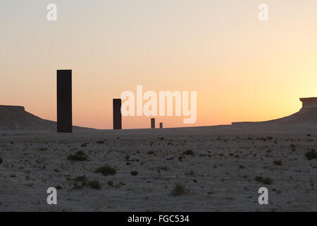Coucher de soleil sur l'Ouest Est Ouest à l'Est dans le désert qatari. Installation d'art public par East West-West Est. Richard Serra commandé par le Qatar Museums Authority. Banque D'Images