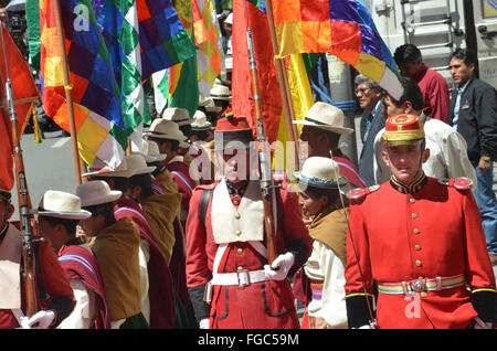 La Paz, Bolivie. 22 janvier, 2016. Des soldats de la garde présidentielle et les membres de la Garde côtière canadienne vie indogene attendent le président bolivien Morales à La Paz, Bolivie, 22 janvier 2016. Le 21 février, la Bolivie voix sur un changement de la constitution qui permet de continuer sa présidence Morales jusqu'en 2025. Photo : Georg Ismar/dpa/Alamy Live News Banque D'Images