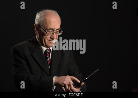 Senior businessman travaille avec tablet pc Banque D'Images