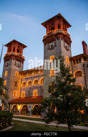 St Augustine's traditionnel 'Nuits de lumières' Maison de vacances affichage éclairage crée une scène lumineuse, brillant au coucher du soleil. Banque D'Images