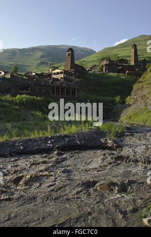 Dartlo, ruisseau de montagne et vieux village avec des tours de défense, Tusheti, Géorgie Banque D'Images