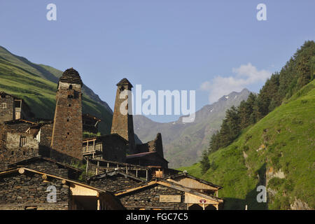 Dartlo, vieux village avec des tours de défense, Tusheti, Géorgie Banque D'Images