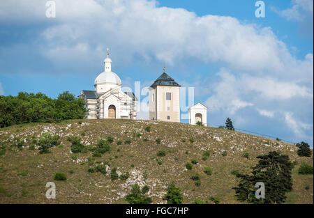 La colline Sainte avec Saint Sébastien chapelle dans MikulSaint Sebastian Chapelle et clocher sur la Montagne Sainte (Sov ville en République Tchèque Banque D'Images