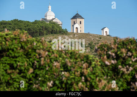 Chapelle Saint Sébastien et clocher sur la Montagne Sainte (Svaty Kopecek) à Mikulov ville, la région de Moravie en République Tchèque Banque D'Images