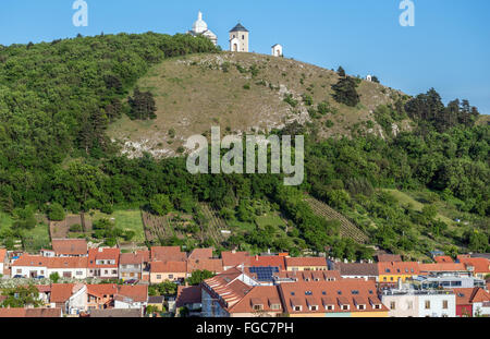 Chapelle Saint Sébastien et clocher sur la Montagne Sainte (Svaty Kopecek) à Mikulov ville, la région de Moravie en République Tchèque Banque D'Images