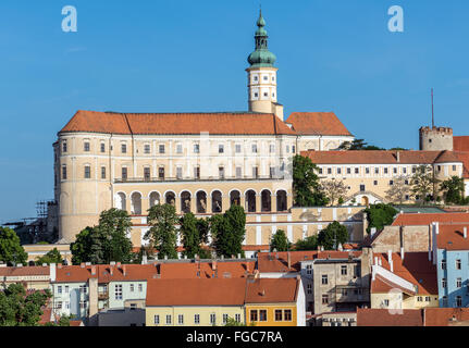 Vue aérienne de Foly Hill sur Mikulov ville avec château - ancien Liechtenstein et, plus tard, Diestrichstein chateau, République Tchèque Banque D'Images