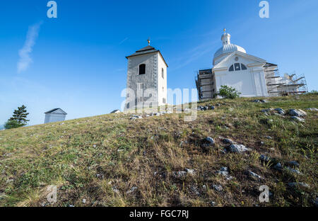 Chapelle Saint Sébastien et clocher sur la Montagne Sainte (Svaty Kopecek) à Mikulov ville, la région de Moravie en République Tchèque Banque D'Images