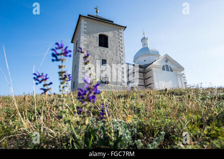 Chapelle Saint Sébastien et clocher sur la Montagne Sainte (Svaty Kopecek) à Mikulov ville, la région de Moravie en République Tchèque Banque D'Images