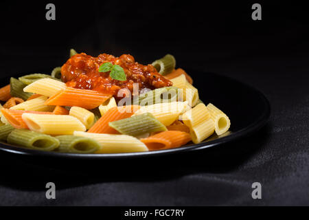 Pâtes penne rigate avec un boeuf, porc et de ragoût de tomate Banque D'Images