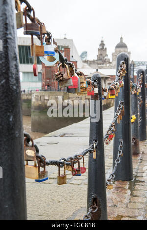 Cadenas à Pier Head, Liverpool avec le Liver Building en arrière-plan, l'amour des verrous sont laissés tout autour de l'Albert Docks Banque D'Images