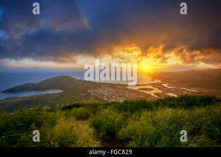 Coucher de soleil sur la baie d'Hanauma de Koko Head Crater Banque D'Images