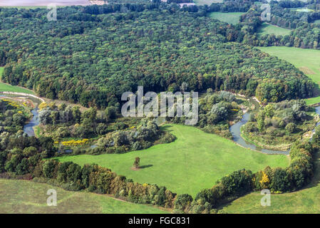 Champs et forêt vu de la fenêtre de l'avion pendant l'approche de l'aéroport de Varsovie, Pologne Banque D'Images